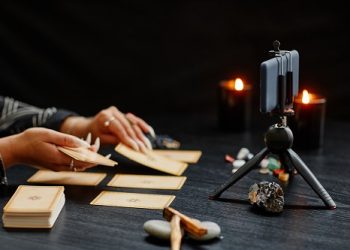 https://voyancealice.com/voyance/voyance-par-chat.html